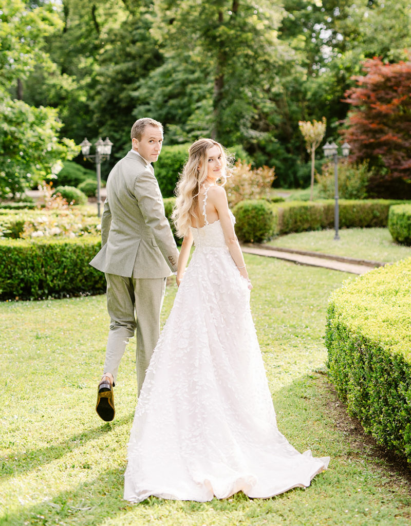 couple de mariés heureux dans le parc du chateau de Maulmont